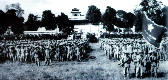 Lễ hội qu&acirc;n v&agrave; thượng cờ lịch sử tr&ecirc;n s&acirc;n khấu Cột cờ H&agrave; Nội chiều ng&agrave;y 10/10/1954.