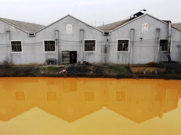 Cuộc sống của người dân vẫn diễn ra bên những con sông bị ô nhiễm nặng nề, hậu quả sẽ ảnh hưởng trực tiếp đến sức khoẻ của gia đình họ