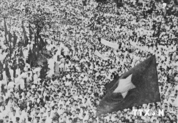 Ngày 2-9-1945, nhân dân Việt Nam tập trung tại Quảng trường Ba Đình, nghe Chủ tịch Hồ Chí Minh đọc Tuyên ngôn độc lập, khai sinh nước Việt Nam Dân chủ Cộng hòa.