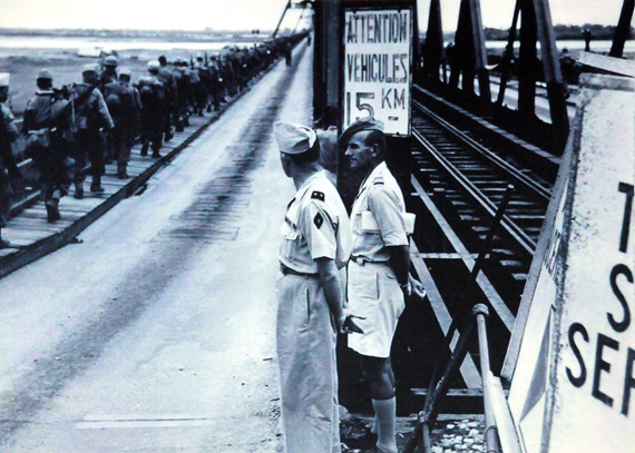 Cầu Long Bi&ecirc;n, điểm cuối của cuộc chuyển qu&acirc;n, thực d&acirc;n Ph&aacute;p r&uacute;t khỏi H&agrave; Nội v&agrave; chuyển giao ch&iacute;nh quyền cho qu&acirc;n đội nh&acirc;n d&acirc;n Việt Nam tiếp quản. Theo hiệp đinh Giơnevơ, qu&acirc;n đội viễn chinh Ph&aacute;p c&ograve;n duy tr&igrave; sự c&oacute; mặt tại Hải Ph&ograve;ng trong thời gian 300 n&agrave;y mới r&uacute;t hẳn. Qua Long Bi&ecirc;n theo đường 5, tới cảng Hải Ph&ograve;ng v&agrave; s&acirc;n bay C&aacute;t Bi để chuyển v&agrave;o Nam (qua vĩ tuyến 17).