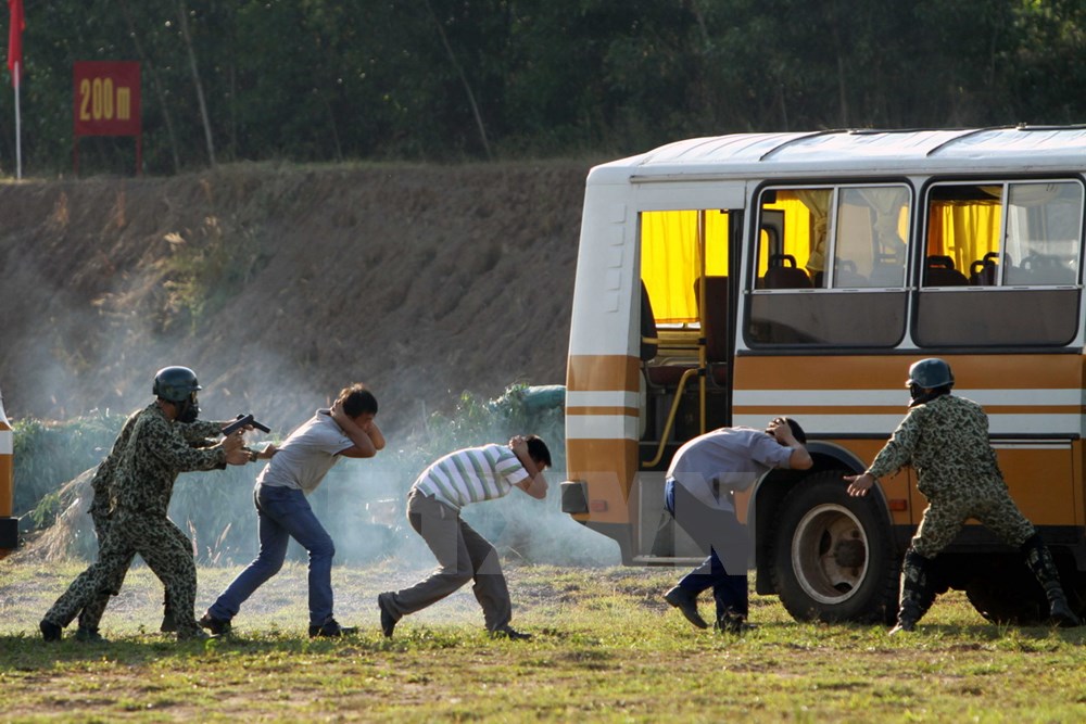 C&aacute;c lực lượng đặc c&ocirc;ng tiến c&ocirc;ng, giải tho&aacute;t con tin trong t&igrave;nh huống giả định