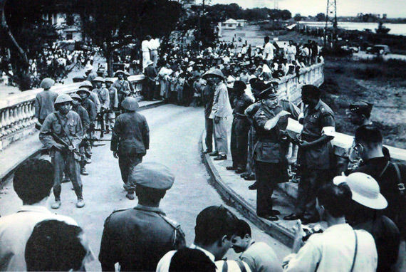 Thời điểm chuyển giao ch&iacute;nh quyền c&oacute; sự gi&aacute;m s&aacute;t của Ủy ban Quốc tế.