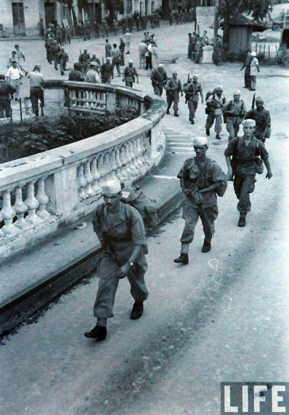 C&aacute;c đơn vị &Acirc;u - Phi của qu&acirc;n đội viễn chinh Ph&aacute;p r&uacute;t qua cầu Long Bi&ecirc;n.