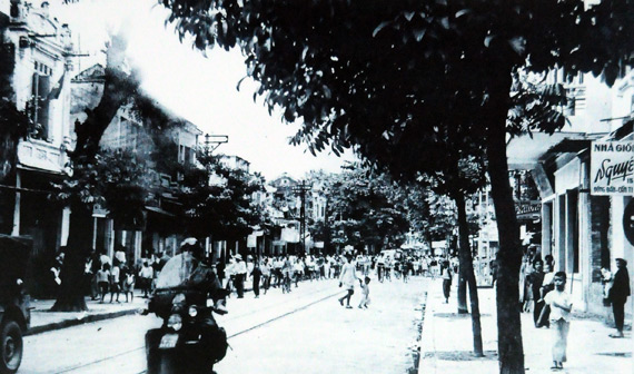 Tr&ecirc;n tuyến phố h&agrave;ng B&ocirc;ng, những t&ecirc;n l&iacute;nh thực d&acirc;n r&uacute;t đi l&agrave; đồng b&agrave;o &ugrave;a  ra đường trong sự n&aacute;o nức.