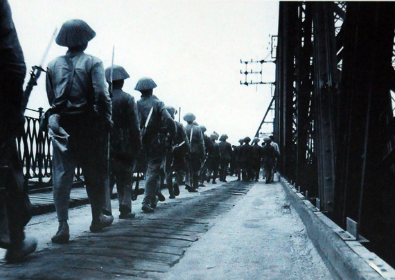 Qu&acirc;n đội ta h&ugrave;ng dũng qua cầu Long Bi&ecirc;n v&agrave;o tiếp quản Th&agrave;nh phố.