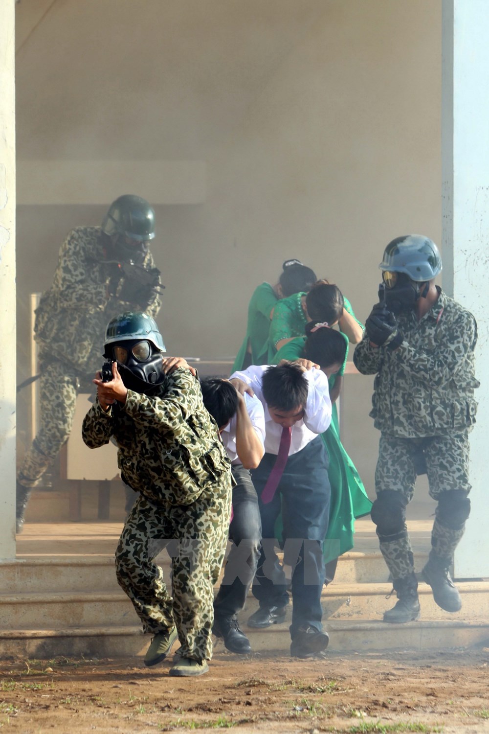 C&aacute;c lực lượng đặc c&ocirc;ng tiến c&ocirc;ng, giải tho&aacute;t con tin trong t&igrave;nh huống giả định