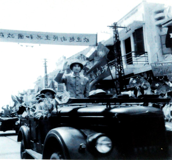 Thiếu tướng Vương Thừa Vũ, Chủ tịch Ủy ban Qu&acirc;n ch&iacute;nh H&agrave; Nội trong đo&agrave;n qu&acirc;n  tiếp quản Thủ đ&ocirc;. (Ảnh chụp tại phố H&agrave;ng Đ&agrave;o).