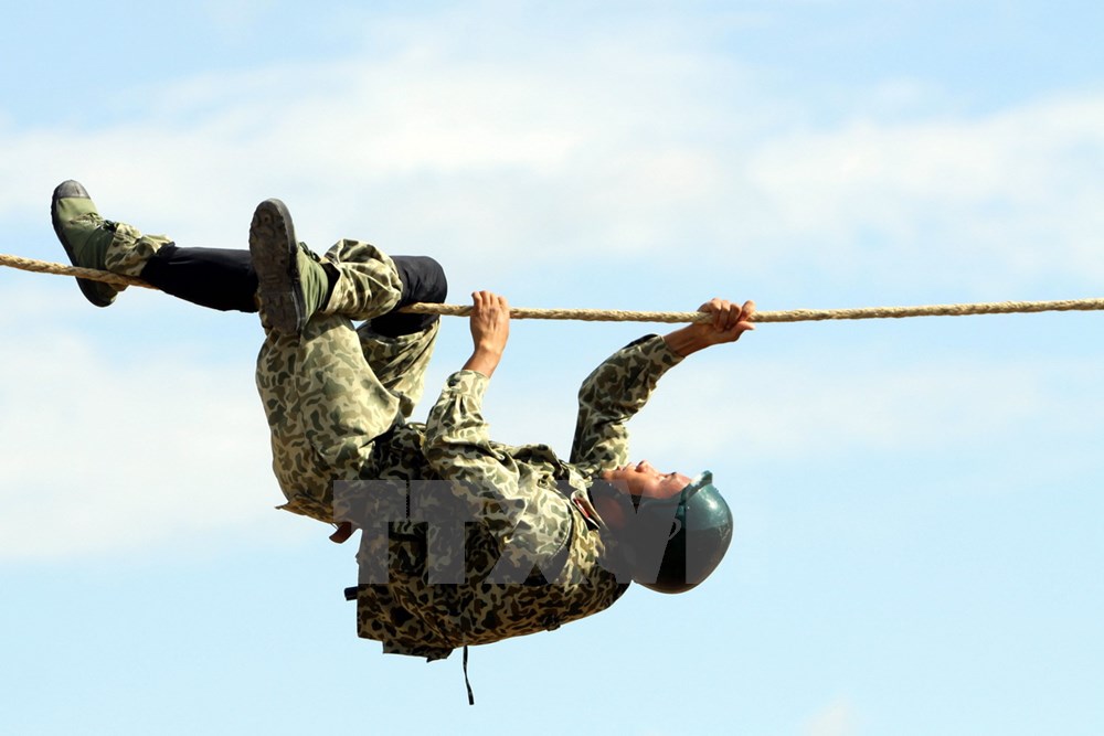 Bộ đội đặc c&ocirc;ng tr&igrave;nh diễn kỹ thuật leo d&acirc;y