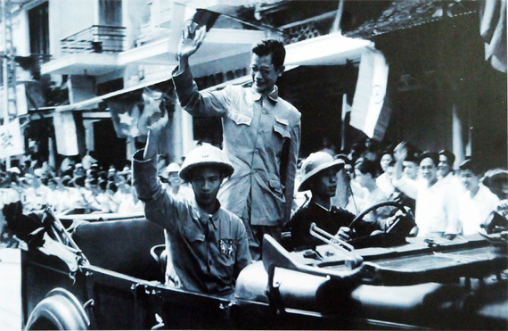 Chủ tịch Ủy ban H&agrave;nh ch&iacute;nh H&agrave; Nội, b&aacute;c sỹ Trần Duy Hưng trong đo&agrave;n qu&acirc;n   tiếp quản Thủ đ&ocirc;. (ảnh chụp tại phố H&agrave;ng Đ&agrave;o).