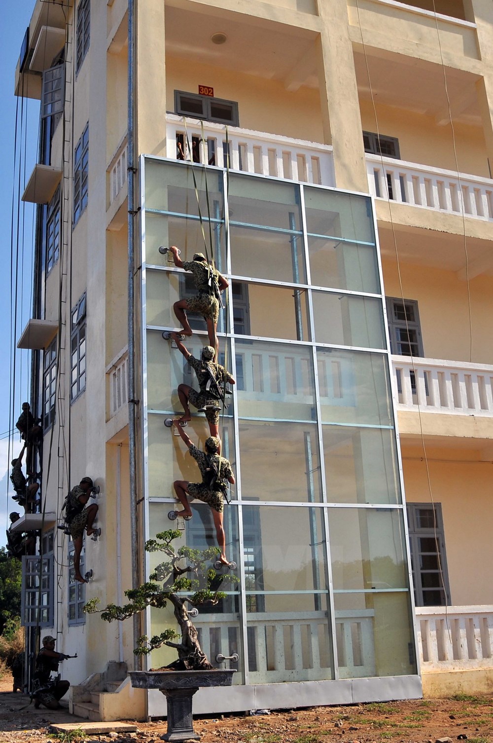 Bộ đội đặc c&ocirc;ng tr&igrave;nh diễn kỹ thuật vận động leo nh&agrave; cao tầng