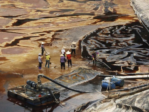Nhu cầu về năng lượng của Trung Quốc càng tăng thì sự ô nhiễm do các tai nạn tràn dầu hoặc khí thải cũng chắc chắn sẽ tăng.