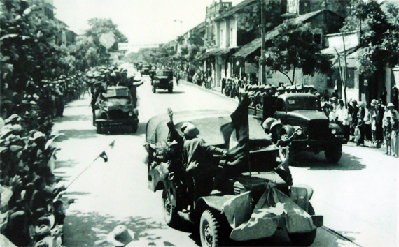 Bộ đội ta từ nhiều hướng qua 5 cửa &ocirc; tiến v&agrave;o nội đ&ocirc; H&agrave; Nội.