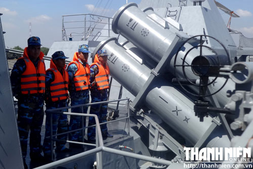 Ống ph&oacute;ng của hệ thống t&ecirc;n lửa h&agrave;nh tr&igrave;nh chống hạm KH-35 Uran-E, tầm bắn 130 km, tốc độ h&agrave;nh tr&igrave;nh Mach 0,8. Khi tấn c&ocirc;ng mục ti&ecirc;u, t&ecirc;n lửa n&agrave;y c&oacute; thể hạ độ cao xuống cực thấp, chỉ c&aacute;ch mặt biển 3-5m