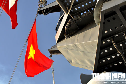 Quốc kỳ v&agrave; Hải kỳ thường trực tr&ecirc;n n&oacute; đ&agrave;i chỉ huy