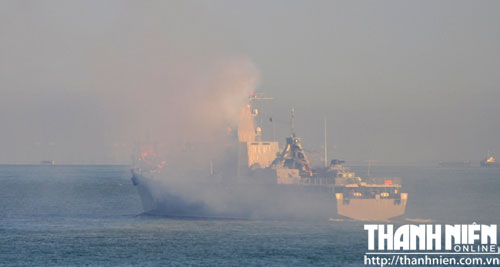 Chiến hạm Đinh Ti&ecirc;n Ho&agrave;ng tr&ecirc;n mặt biển Đ&ocirc;ng