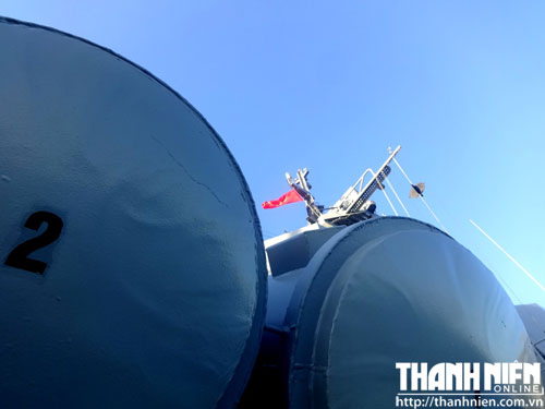 Ống ph&oacute;ng của hệ thống t&ecirc;n lửa h&agrave;nh tr&igrave;nh chống hạm KH-35 Uran-E, tầm bắn 130 km, tốc độ h&agrave;nh tr&igrave;nh Mach 0,8. Khi tấn c&ocirc;ng mục ti&ecirc;u, t&ecirc;n lửa n&agrave;y c&oacute; thể hạ độ cao xuống cực thấp, chỉ c&aacute;ch mặt biển 3-5m