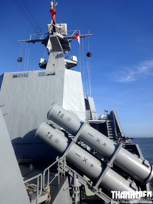 Ống ph&oacute;ng của hệ thống t&ecirc;n lửa h&agrave;nh tr&igrave;nh chống hạm KH-35 Uran-E, tầm bắn 130 km, tốc độ h&agrave;nh tr&igrave;nh Mach 0,8. Khi tấn c&ocirc;ng mục ti&ecirc;u, t&ecirc;n lửa n&agrave;y c&oacute; thể hạ độ cao xuống cực thấp, chỉ c&aacute;ch mặt biển 3-5m 5