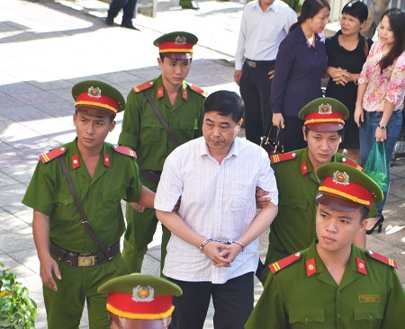 Sơn đang được lực lượng hỗ trợ tư ph&aacute;p dẫn giải v&agrave;o TAND tỉnh Kh&aacute;nh H&ograve;a l&uacute;c 8h15 s&aacute;ng nay 11/11.