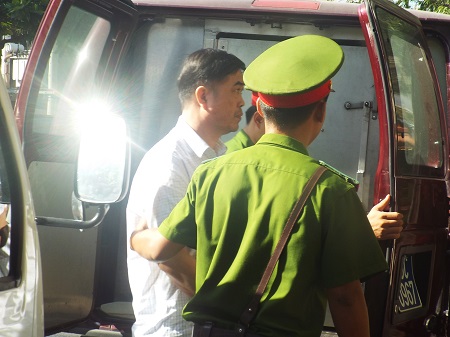 Sơn đang được lực lượng hỗ trợ tư ph&aacute;p dẫn giải v&agrave;o TAND tỉnh Kh&aacute;nh H&ograve;a l&uacute;c 8h15 s&aacute;ng nay 11/11.