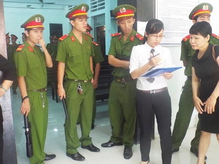 Thư k&yacute; l&agrave;m thủ tục trước khi khai mạc phi&ecirc;n t&ograve;a.