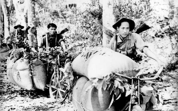 Những chuyến xe thồ vận chuyển vũ khí, lương thực trên đường Hồ Chí Minh.