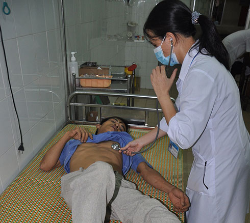 Anh Nguyễn Hết (35 tuổi, xã Đức Thắng) đang được điều trị tại Bệnh viện Đa Khoa Quảng Ngãi - Ảnh: Trần Mai