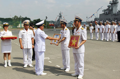 Đại tá Lương Việt Hùng, Tư lệnh Vùng 2 Hải trao cờ Tổ quốc và cờ Hải quân Việt Nam cho chỉ huy tàu HQ-377
