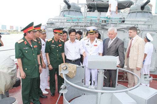 Các đại biểu tham quan tàu HQ-377 tại lễ bàn giao