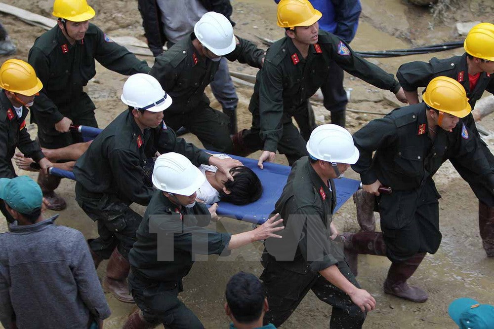Giải cứu th&agrave;nh c&ocirc;ng nạn nh&acirc;n vụ sập hầm thủy điện ở L&acirc;m Đồng
