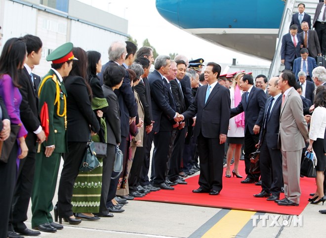 Lễ đ&oacute;n Thủ tướng Nguyễn Tấn Dũng tại S&acirc;n bay qu&acirc;n sự Brumil, Brussels