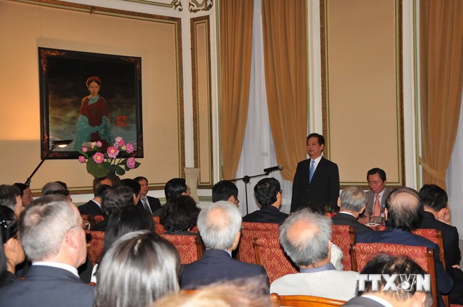 Thủ tướng Nguyễn Tấn Dũng n&oacute;i chuyện với c&aacute;n bộ, nh&acirc;n vi&ecirc;n Đại sứ qu&aacute;n v&agrave; cộng đồng người Việt