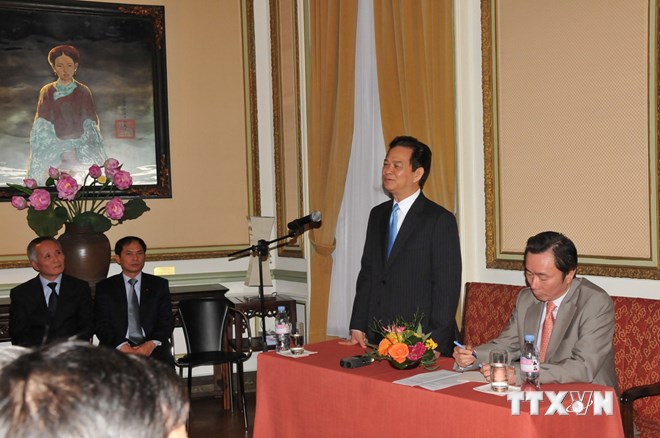 Thủ tướng Nguyễn Tấn Dũng n&oacute;i chuyện với c&aacute;n bộ, nh&acirc;n vi&ecirc;n Đại sứ qu&aacute;n v&agrave; cộng đồng người Việt