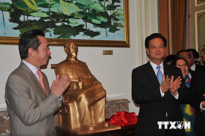 Thủ tướng Nguyễn Tấn Dũng trao tặng bức tượng B&aacute;c Hồ cho Đại sứ qu&aacute;n Việt Nam tại Bỉ