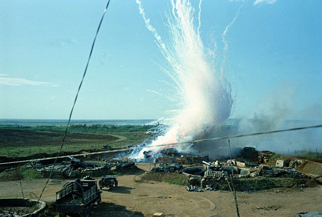 Kho đạn của Mỹ tr&uacute;ng đạn ph&aacute;o 122 mm của bộ đội Việt Nam ở Gio Linh, tỉnh Quảng Trị năm 1967.