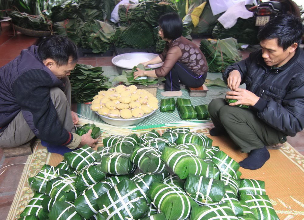 Các thành viên trong gia đình đều tham gia gói bánh chưng.