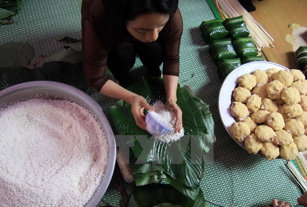 Bánh chưng của làng Tranh Khúc thường gói bằng tay nhưng vẫn đảm bảo độ chắc và vuông.