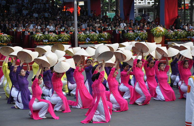 Đ&uacute;ng 6 giờ 30 ph&uacute;t, buổi lễ diễn ra chương tr&igrave;nh biểu diễn văn nghệ đặc sắc với chủ đề ng&agrave;n năm non s&ocirc;ng - đất nước Việt Nam đậm đ&agrave; bản sắc d&acirc;n tộc
