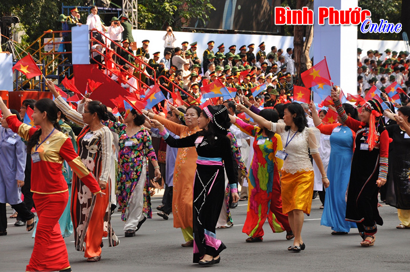 Cộng đồng c&aacute;c d&acirc;n tộc tưng bừng trong buổi lễ