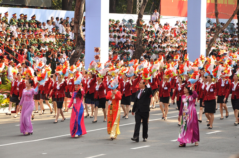 Đội ngũ tr&iacute; thức tham gia diễu h&agrave;nh