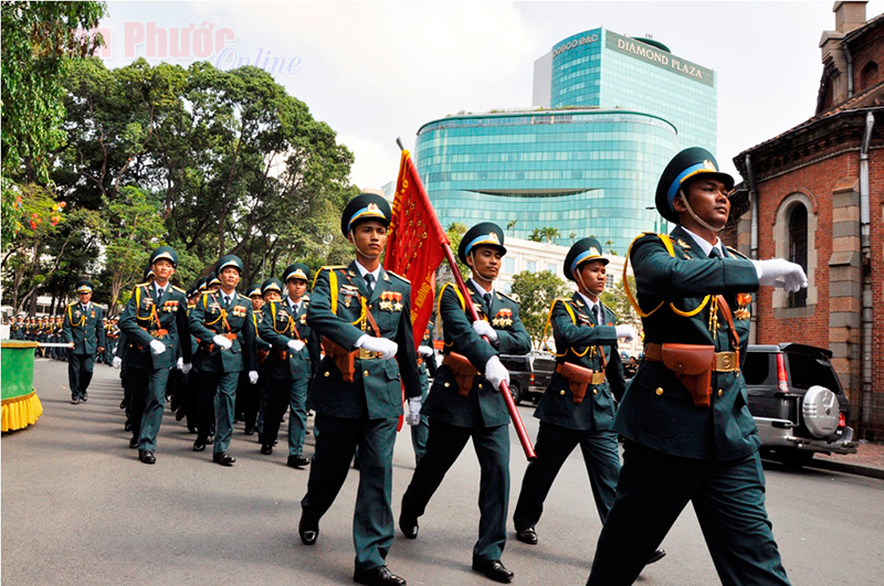 Sau buổi lễ, c&aacute;c đội h&igrave;nh tỏa ra khắp nẻo đường TP. Hồ Ch&iacute; Minh h&aacute;t vang những b&agrave;i h&aacute;t h&ugrave;ng tr&aacute;ng &ldquo;Như c&oacute; B&aacute;c Hồ trong ng&agrave;y vui đại thắng&rdquo;, &ldquo;Đất nước trọn niềm vui&rdquo;, &ldquo;H&aacute;t m&atilde;i kh&uacute;c qu&acirc;n h&agrave;nh&rdquo;, &ldquo;Tổ quốc gọi t&ecirc;n m&igrave;nh&rdquo;, &ldquo;V&igrave; nh&acirc;n d&acirc;n qu&ecirc;n m&igrave;nh&rdquo;&hellip;