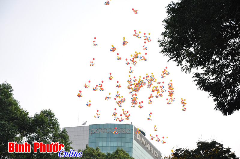 Thả bong b&oacute;ng bay v&agrave; chim bồ c&acirc;u với kh&aacute;t khao h&ograve;a b&igrave;nh cho d&acirc;n tộc v&agrave; cho thế giới