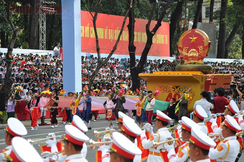 Chương tr&igrave;nh diễu binh diễu h&agrave;nh bắt đầu từ xe Quốc huy nước Cộng h&ograve;a x&atilde; hội chủ nghĩa Việt Nam