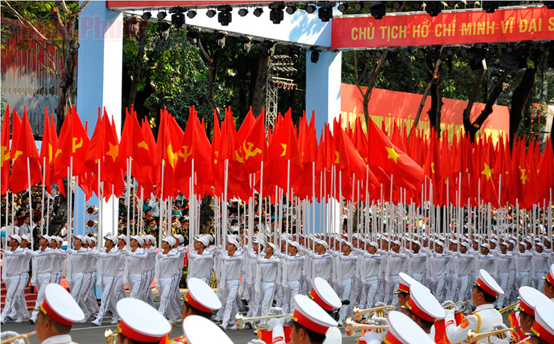 Rước Quốc kỳ v&agrave; Đảng kỳ trong buổi lễ
