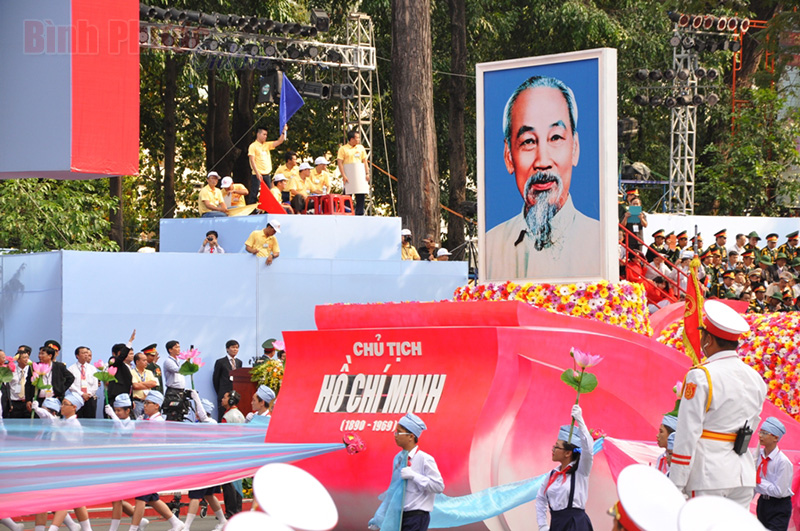 Ch&acirc;n dung Chủ tịch Hồ Ch&iacute; Minh tiến qua lễ đ&agrave;i khiến nhiều người x&uacute;c động