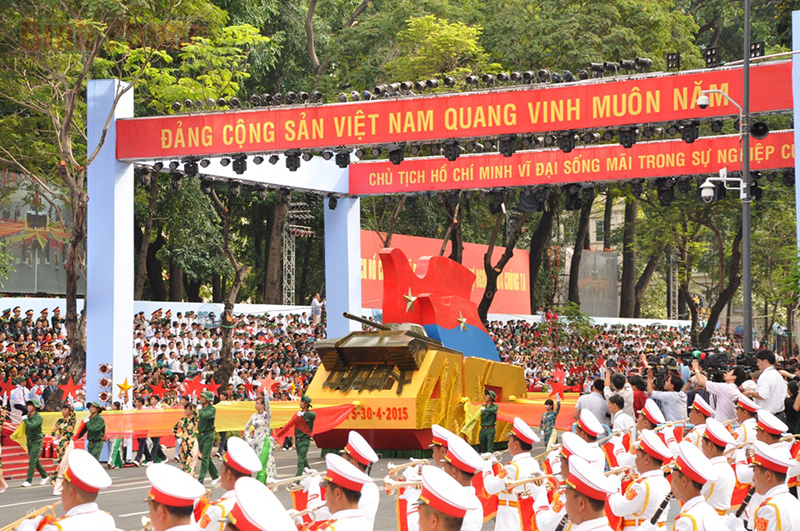 M&ocirc; phỏng chiếc xe tăng h&uacute;c đổ cổng Dinh độc lập l&uacute;c 11 giờ 30 ph&uacute;t ng&agrave;y 30-4-1975