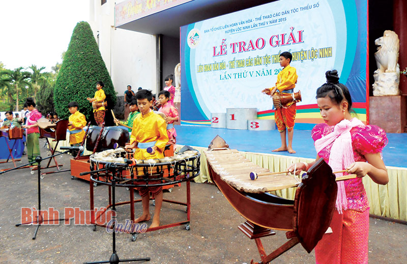 Tiết mục hòa tấu nhạc ngũ âm của học sinh người Khơme đến từ Trường Phổ thông Dân tộc nội trú Lộc Ninh đã vượt qua hàng trăm tiết mục khác để xuất sắc giành giải nhất 