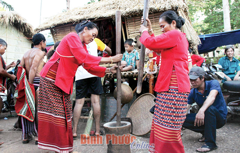 Giã gạo làm bột để thực hiện các món ăn truyền thống của đồng bào Khơme 