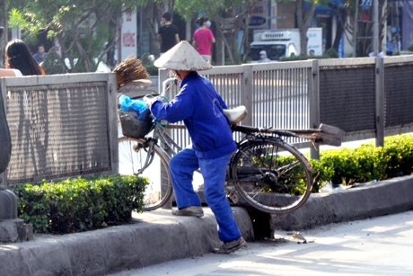 Chui qua khe của giải phân cách. (Ảnh: Báo Quảng Ninh) 