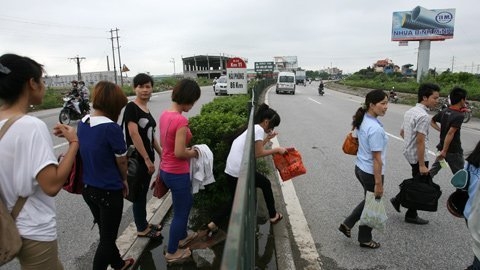 Và nếu không trèo qua thì cũng tìm cách chui qua. (Ảnh: Vietnamnet) 