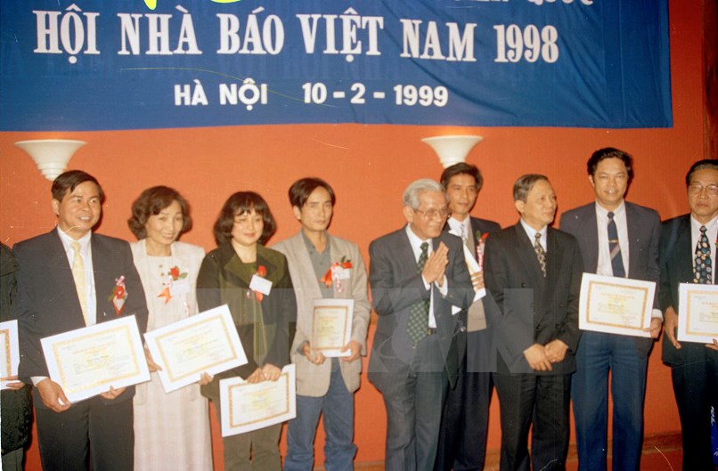 &Ocirc;ng từng l&agrave; học sinh Trường Bưởi (nay l&agrave; Trung học phổ th&ocirc;ng Chu Văn An (H&agrave; Nội), tham gia C&aacute;ch mạng th&aacute;ng T&aacute;m 1945 tại H&agrave; Nội, tho&aacute;t ly gia đ&igrave;nh tham gia kh&aacute;ng chiến từ ng&agrave;y 19/12/1946, l&agrave;m li&ecirc;n lạc cho Tự vệ chiến đấu khu phố Tống Duy T&acirc;n, Mặt trận H&agrave; Nội